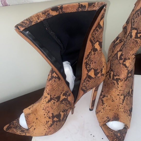 Women’s size 10 snake print open toe bootie😍🔥 - Picture 4 of 4
